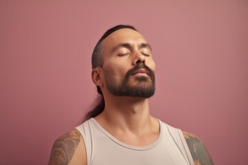 Obraz premium Portrait of a man with a beard on a pink background.