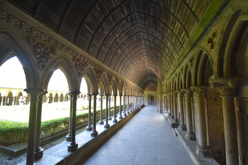 Fototapeta premium モンサンミッシェル、ラ・メルヴェイユ最上階の中庭を取り囲む回廊