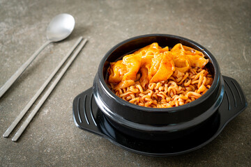 Korean instant noodles with dumplings