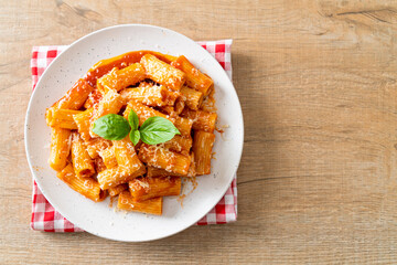 Rigatoni pasta with tomato sauce and cheese