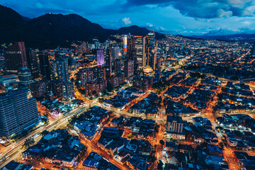 Paisaje urbano  nocturno de la ciudad de Bogotá, capital del pais Latinoamericano: Colombia.	
