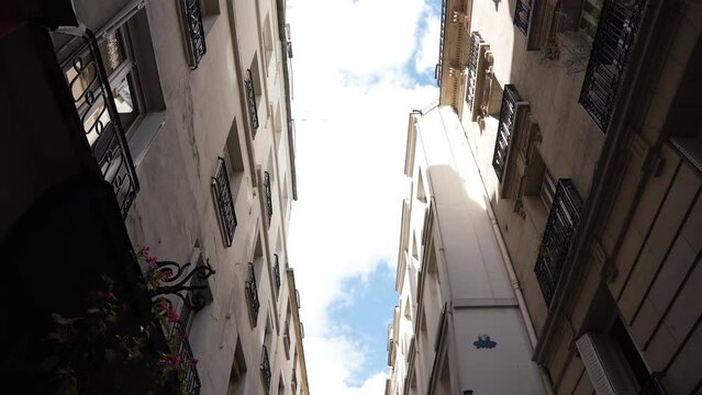 ciel depuis une ruelle parisienne