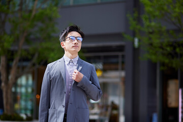 20代日本人ビジネスマンが仕事をしている春のイメージ