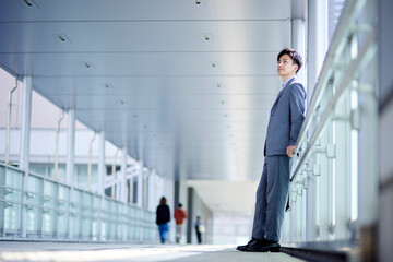 20代日本人ビジネスマンが仕事をしている春のイメージ