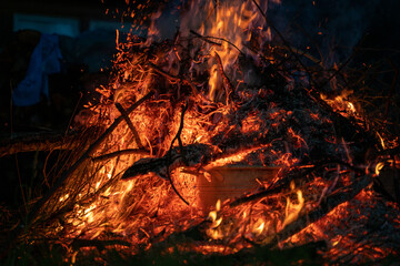 A campfire is not only a cozy source of warmth, but also a master of transformation – it turns wood into ash, sausages into coal and occasionally eyebrows into memories