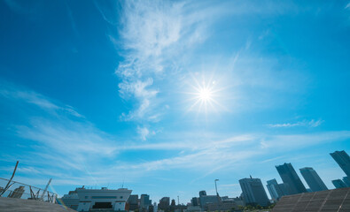 みなとみらいの青空と太陽