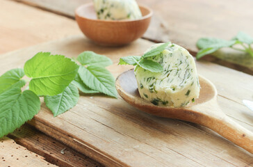 Giersch Butter Kräuterbutter Wildkräuter selber machen Tisch Brett