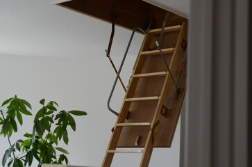 屋根裏部屋へ上がる梯子