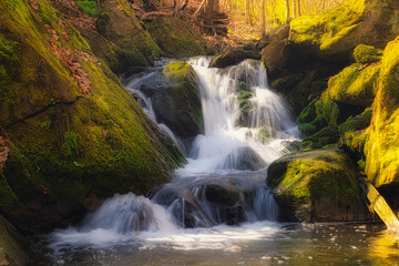 Wasserfall - Moos - Wald - Grün - Natural waterfall with rocks and green moss	