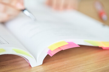 テキストを使って勉強する女性の手元