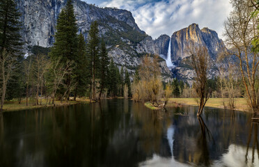 Fototapeta na wymiar Yosemite Falls and a reflection in the spring, Yosemite National Park California