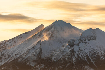 Szczyty gór pokryte śniegiem o wschodzie słońca - obrazy, fototapety, plakaty