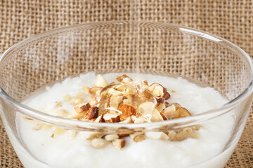 ヨーグルト、刻んだナッツの上にハチミツを垂らす