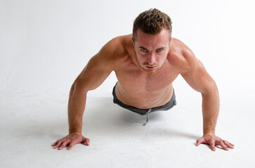 Obraz premium Young attractive man goes in for sports.