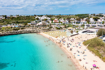 spiaggia con sabbia bianca e acqua cristallina - baia di saturo in primavera - puglia salento, italy