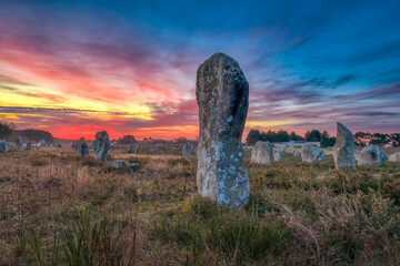 Alignement mégalithique, arrangement de menhirs au lever du soleil Carnac, Bretagne, France