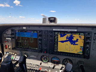 Cockpit Instrumente vom Typ Garmin G1000 einer Cessna Kleinflugzeug im Flug 