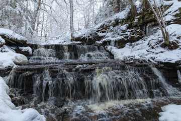 Obraz premium Vasaristi tiny cascade in winter, Lahemaa national park, Estonia. Long exposure