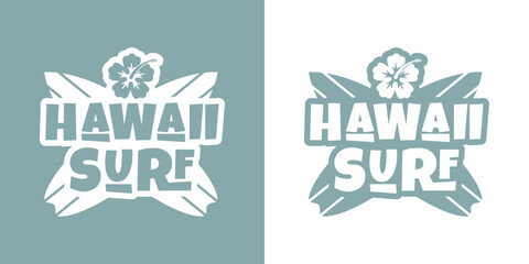 Logo club de surf. Palabra Hawaii Surf con letras estilo hawaiano sobre silueta de tablas de surf cruzadas y flor de hibisco