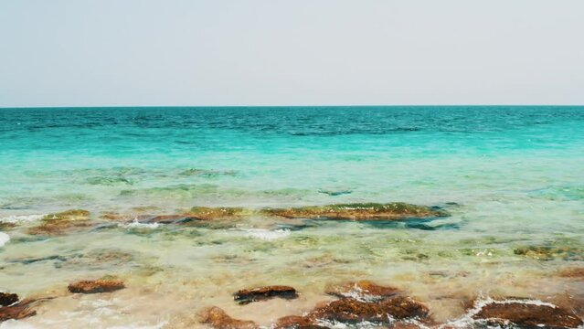 Estate in salento, spiaggia di san pietro in bevagna, con sabbia bianca e acqua azzurra cristallina, puglia, italy - drone video