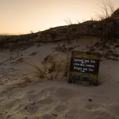 Fototapeten waysign in the dunes at sunset © Evelien