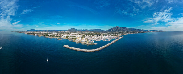 vista de puerto Banús en un bonito día azul de costa de Marbella, Andalucía