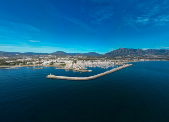 vista de puerto Banús en un bonito día azul de costa de Marbella, Andalucía