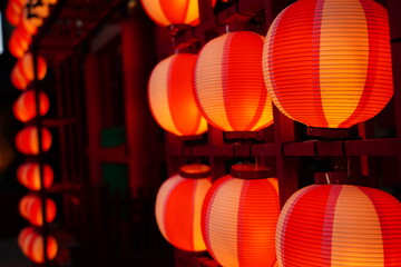 ちょうちん、赤、白、夜、光、ライトアップ、紅白、並ぶ © dokosola