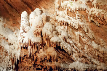 Calcite inlets, stalactites and stalagmites in large underground halls in Carlsbad Caverns NP, New Mexico - obrazy, fototapety, plakaty