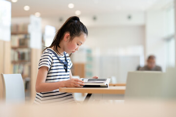 本を読む女の子