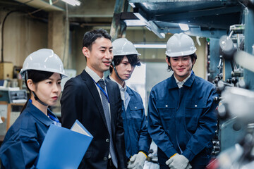 工場を視察するビジネスマン