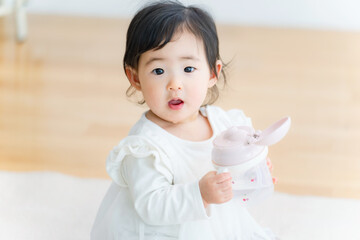 水を飲む赤ちゃん