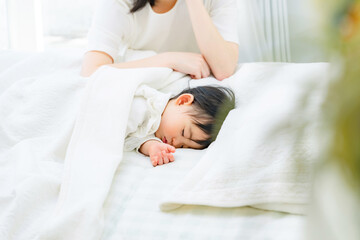 Obraz na płótnie Canvas 赤ちゃんを寝かしつけるママ