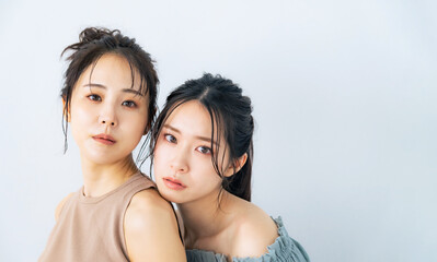 女性二人の美容イメージ　スキンケア　エステサロン