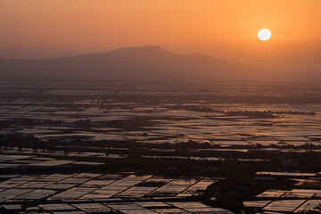 新潟県田上町　越後平野の水鏡と夕焼け