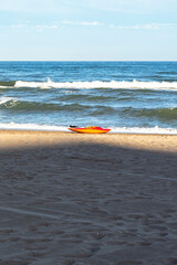 kayak solitario en la playa