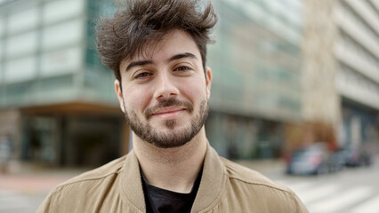 Obraz premium Young hispanic man smiling confident standing at street
