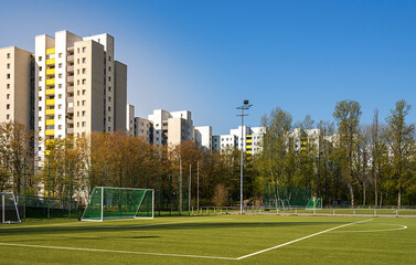 Fußballfeld und Hochhäuser im Wohngebiet Märkisches Viertel in Berlin Reinickendorf, Berlin, Deutschland © spuno