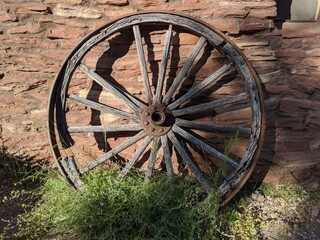 Fototapeta na wymiar An old wagon wheel