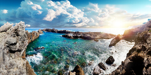 Paisaje panorámico de la Isla de Tenerife. Islas Canarias, paisaje natural marino de piscina...