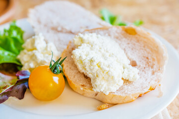 パンにぬった手作りクリームチーズ