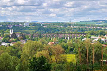 Fototapeta premium Der Eisenbahnviadukt über den Fluss Enz in der Stadt Bietigheim-Bissingen, Baden Würtemberg,Deutschland.