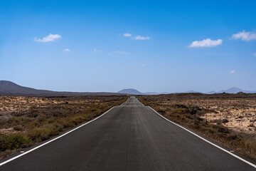 carretera de un solo carril recta y ondulada 