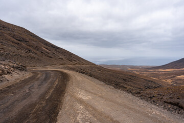 camino de tierra en montaña rojiza