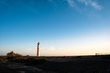 faro en el atardecer