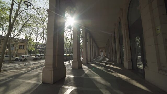 El sol a trav&eacute;s de uno t&iacute;pico pasaje de la ciudad de Barcelona