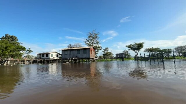 Dorf am Amazonas Fluss