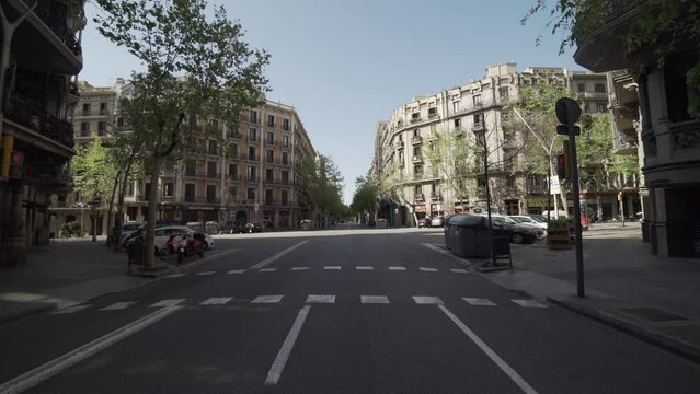 El ensanche de la ciudad de Barcelona amanece tranquilo y solitario