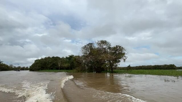 Im Schlauchboot auf dem Amazonas