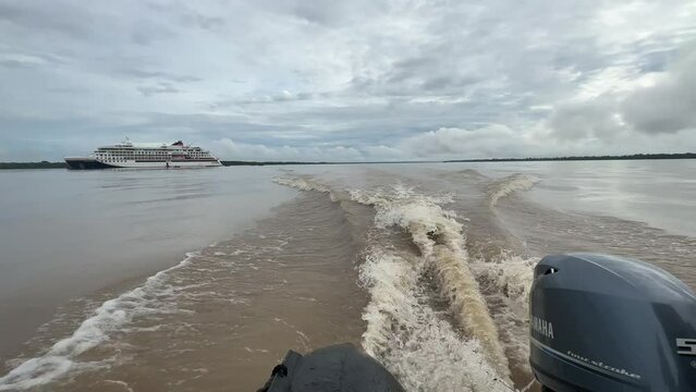 Im Schlauchboot auf dem Amazonas